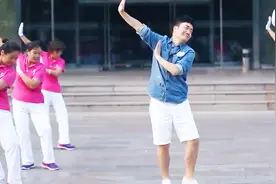 筷子兄弟领舞《小苹果》！阿姨们毫不逊色！视频封面