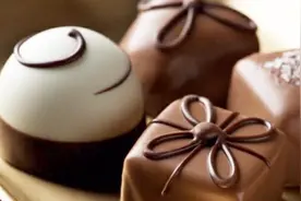 给小朋友吃巧克力要有节制，吃多了真的不好！