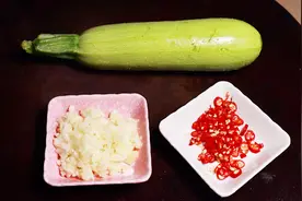 1个西葫芦，教你秘制凉拌西葫芦的做法，两口子吃个精光视频封面