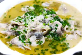 想吃酸菜鱼，又怕辣怎么办？大厨教你做不辣版的酸菜鱼，汤鲜味美