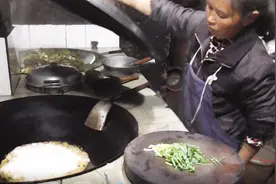 农村四哥：农村的大锅材火焖饭，王四吃了一大碗还是没吃饱视频封面
