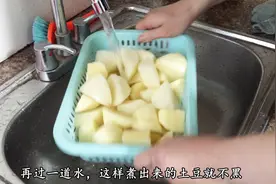 土豆最常见的吃法，农村妈妈教你一招，这样煮出来的土豆又粉又软