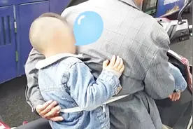 双胞胎孙子坐摩托车睡着，爷爷停车“前搂后抱”，画面看着很有爱视频封面