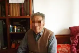 “梅”姓爷爷给双胞胎孙子取名字，上户口时，工作人员忍不住笑了视频封面