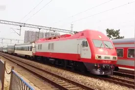 呼和浩特开往上海的直特列车 SS9G牵引Z267次通过固镇站