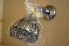 塑料袋套在喷头上太实用了，解决了家家户户的难题，看完赶紧试试