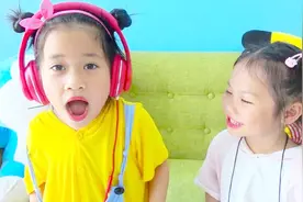 姐妹两上课听音乐玩望远镜不听课，被老师恶作剧变成可爱的小猫咪