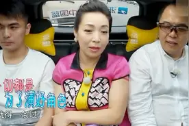 张铁林爆料拍戏囧事，戴春荣自剪真发，剪完当场大哭拦都拦不住！视频封面