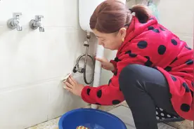 厕所污垢洗不掉？教你实用一招，一分钟就焕然一新视频封面