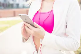 微信上就可约附近的人一起跑步，点头像还可直接对话视频封面