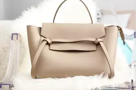 手提包丝巾系法 时尚达人教你用丝巾给手提包系花