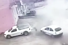 惊险一幕！小车弯道失控漂移180度 路人瞬间被扫飞数米远视频封面