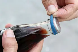 没有开瓶器打不开啤酒？学会这5个技巧，3秒就能开一瓶啤酒