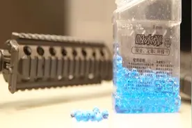 家长警惕！水弹枪威力大儿童慎玩 鸡蛋纸箱可穿透 记者被打肿了！