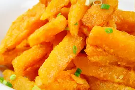 厨师长教你做一道鸭蛋焗南瓜，既是主食，又是美味的休闲小零食视频封面