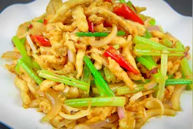 厨师长分享麻辣鸡丝的家常做法，鸡丝嫩滑，鲜美，瞅一眼就想吃