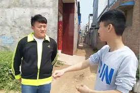 采访：家里有个爱买衣服的老婆该怎么治？这位小伙的回答亮了！视频封面