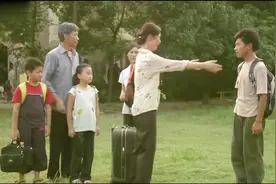 妈妈在外打工不回家，孩子以为妈妈不要他了，老师去帮学生找妈妈视频封面