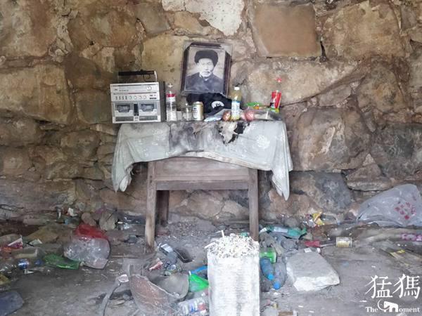 由于长久的无人居住维护,很多民居整体坍塌只留门框.