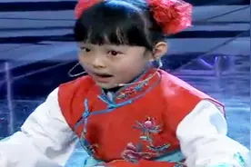 5岁可爱萌妹上台表演 主持人故意整她 评委大笑：五岁智商碾压你视频封面