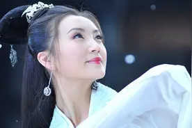 我没骗你，古代四大美女之一貂蝉是虚构的，历史上根本不存在！视频封面