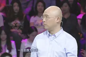 委内瑞拉有多混乱？一群老娘们围住小伙，把小伙都“蹂躏”哭了视频封面
