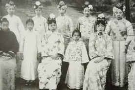清朝一灭亡，为什么满族人赶紧改成汉姓？清朝贵族后代说出了原因视频封面