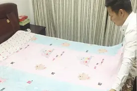 才知道空调被这样叠，既省地方还能当枕头用，简直太厉害了