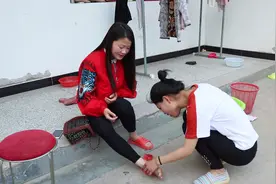 表妹脚受伤了，表姐急忙跑过去，看看怎么回事视频封面