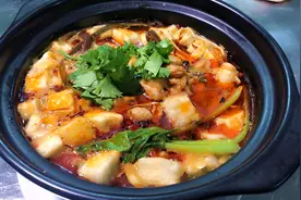 大厨揭秘砂锅米线制作技巧，好吃又营养，孩子特爱吃，一起来学学视频封面