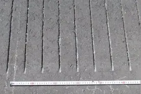 公路上刻下这些凹槽，车开上去就会演奏音乐，中国很多地方都有视频封面