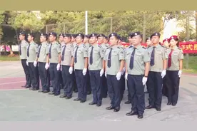 为什么保安月薪1700元人们还抢着做？保安大叔说了8个字，太现实视频封面