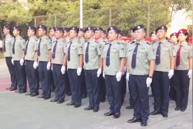 为什么保安月薪1700元人们还抢着做？保安大叔说了8个字，太现实视频封面