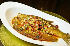 厨师长教你做湖北名菜香煎大白刁，千湖之省做鱼一绝，简单美味！