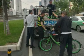 共享电单车违规停放 武汉江汉城管迅速清理图片
