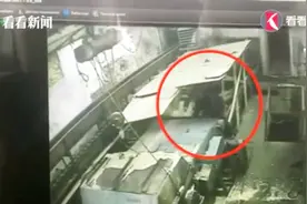 不关电源就清理 工人不当使用粉碎机 被卷入机内瞬间惨死！视频封面