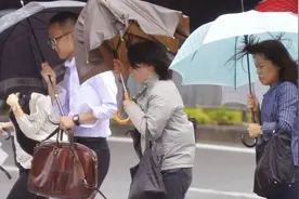 为什么日本人打死都不用折叠伞，看完真相网友：还是中国好！