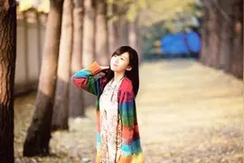 手机自拍，教你这样用手势自拍，一个人也能拍出电影的效果