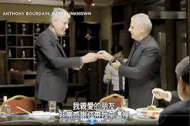 国外大厨参加中国宴席吃川菜喝白酒，被中国的白酒文化所震撼！视频封面