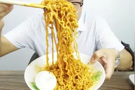 试吃国产超辣火鸡面，一口下去麻辣鲜香，一盘根本不够吃！太爽！视频封面