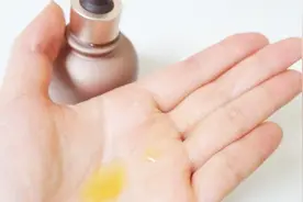 化妆时脸上总是浮粉怎么办？妆前做这3步，1分钟时间让妆容更服帖