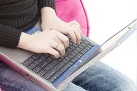 外国人专门为笔记本电脑设计的支架，躺在床上玩电脑无负担