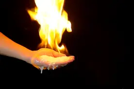 这是一条掌心玩火且不被烫伤的视频，原理赶紧来了解一下！视频封面