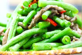 大厨教你四季豆炒肉丝最好吃做法，腌肉时有一个小窍门，值得收藏