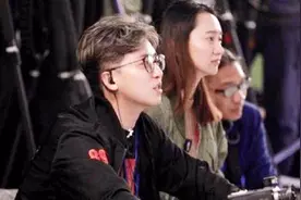 29岁总导演姚译添，长相帅气，杨颖调侃常与明星抢镜！