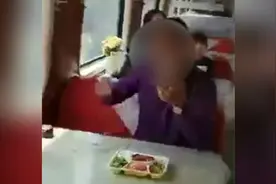 到底能不能坐？”餐车吃盒饭“引冲突 致电12306却得到两种回答视频封面
