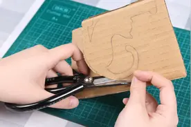 女孩儿手真巧，用硬纸板简单剪一下做出它，爱喵的你一定很喜欢