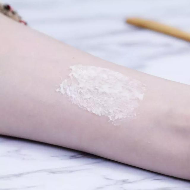 去鸡皮肤的磨砂膏和身体乳 去鸡皮肤的磨砂膏和身体乳