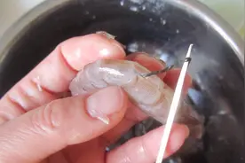 吃虾到底要不要去虾线？吃了会有什么后果？幸好知道得及时视频封面