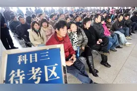 中国1.5亿人有驾照但没车，为什么还都去考驾照？原因很无奈视频封面